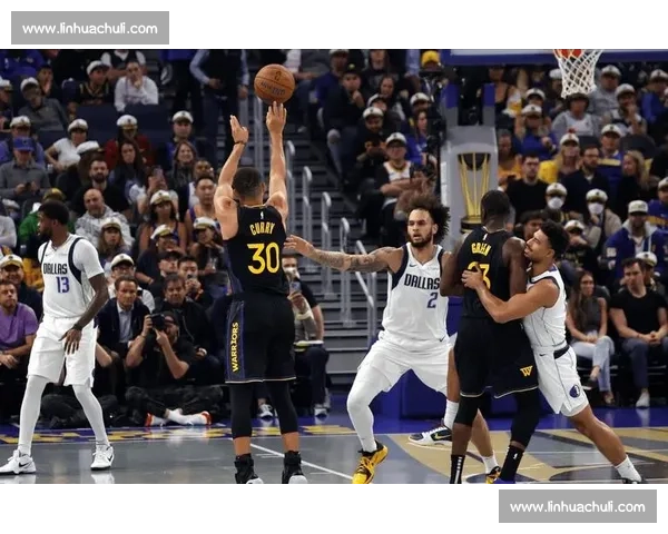 绝杀！库里三分绝杀勇士险胜，全场沸腾，队友激动拥抱！